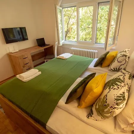 Family - Oasis With Easy Parking Apartment