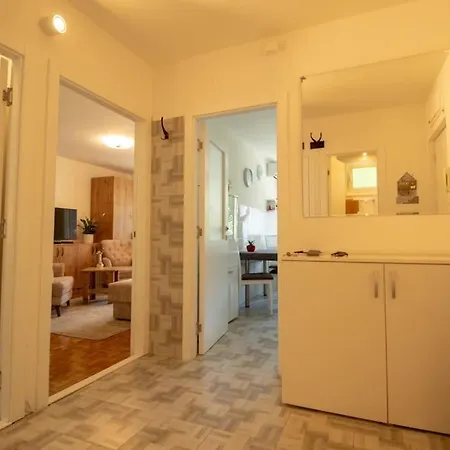 Family - Oasis With Easy Parking Apartment