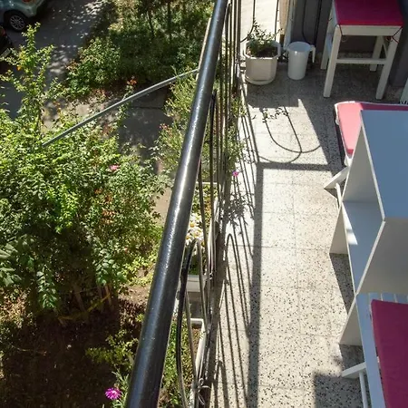 Family - Oasis With Easy Parking Apartment
