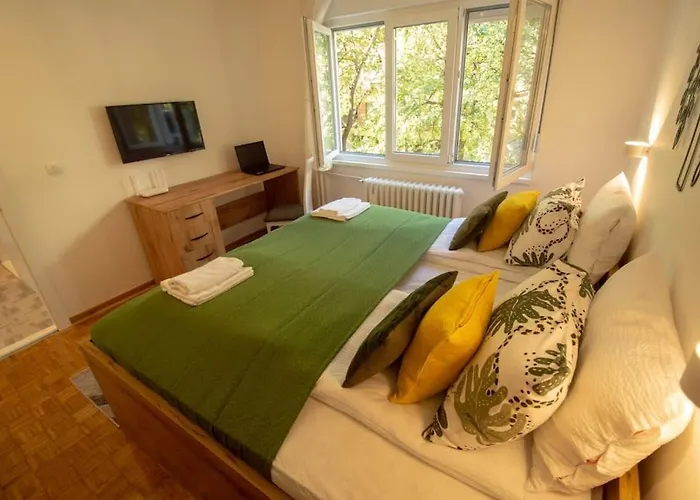 Family - Oasis With Easy Parking 아파트