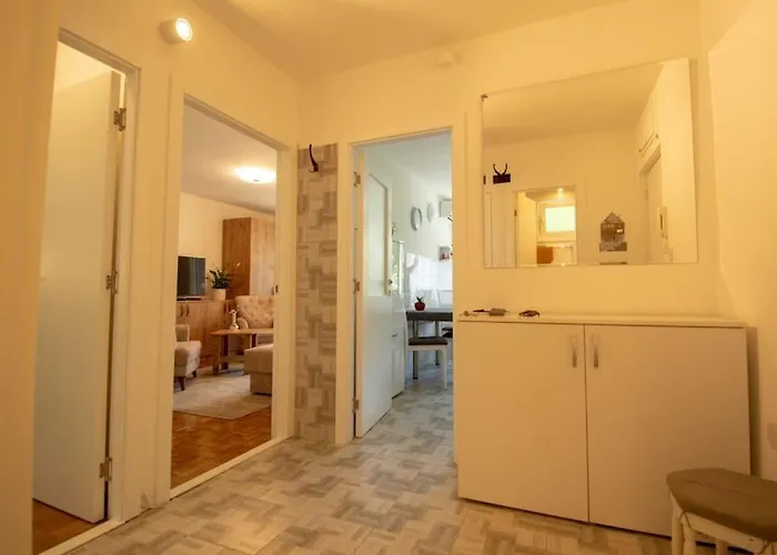 Family - Oasis With Easy Parking 아파트